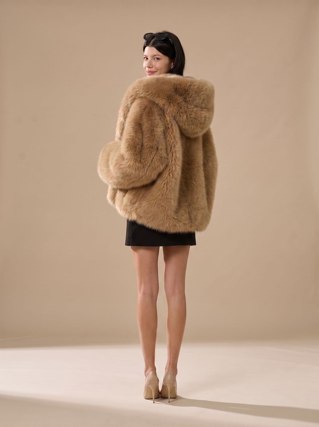 Abrigo de invierno de pelo sintético con capucha y manga larga de corte oversize para mujer