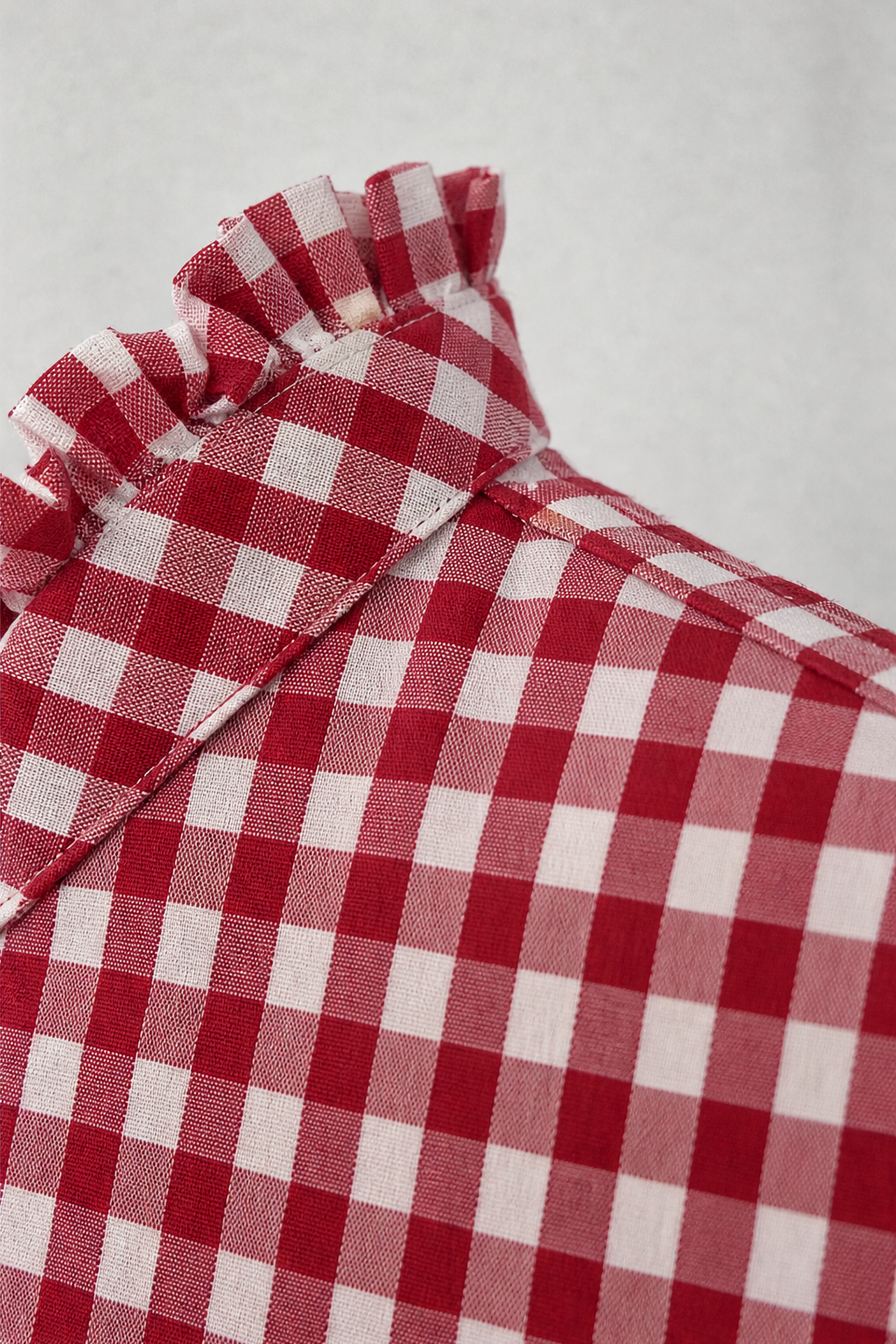 Blusa con cuello de volantes y estampado de cuadros