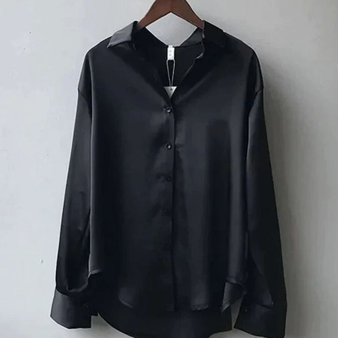 Blusa de satén holgada con botones y manga larga para mujer