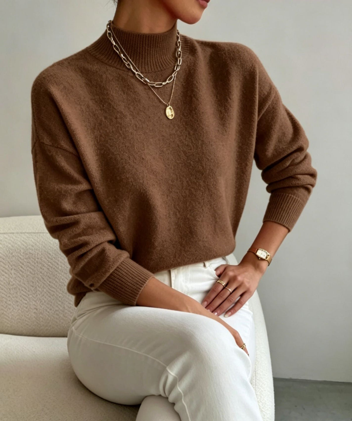 Jersey cómodo de punto fino para mujer con cuello subido y hombros caídos