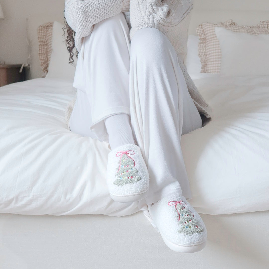 Pantuflas de peluche con árbol de Navidad