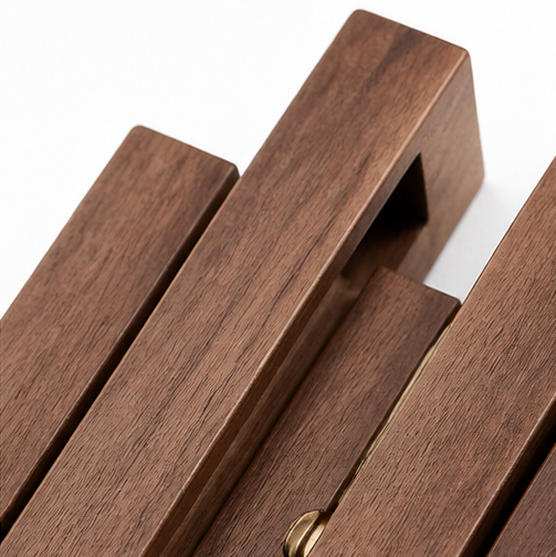 Perchero de pared escultural de madera