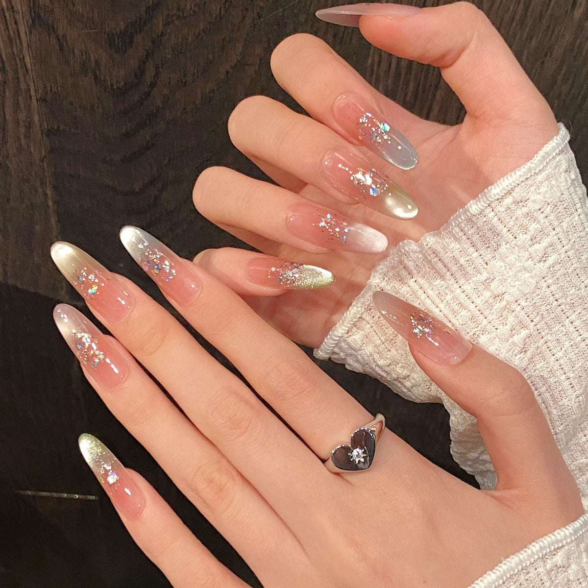 Set de uñas postizas press-on florales con efecto degradado