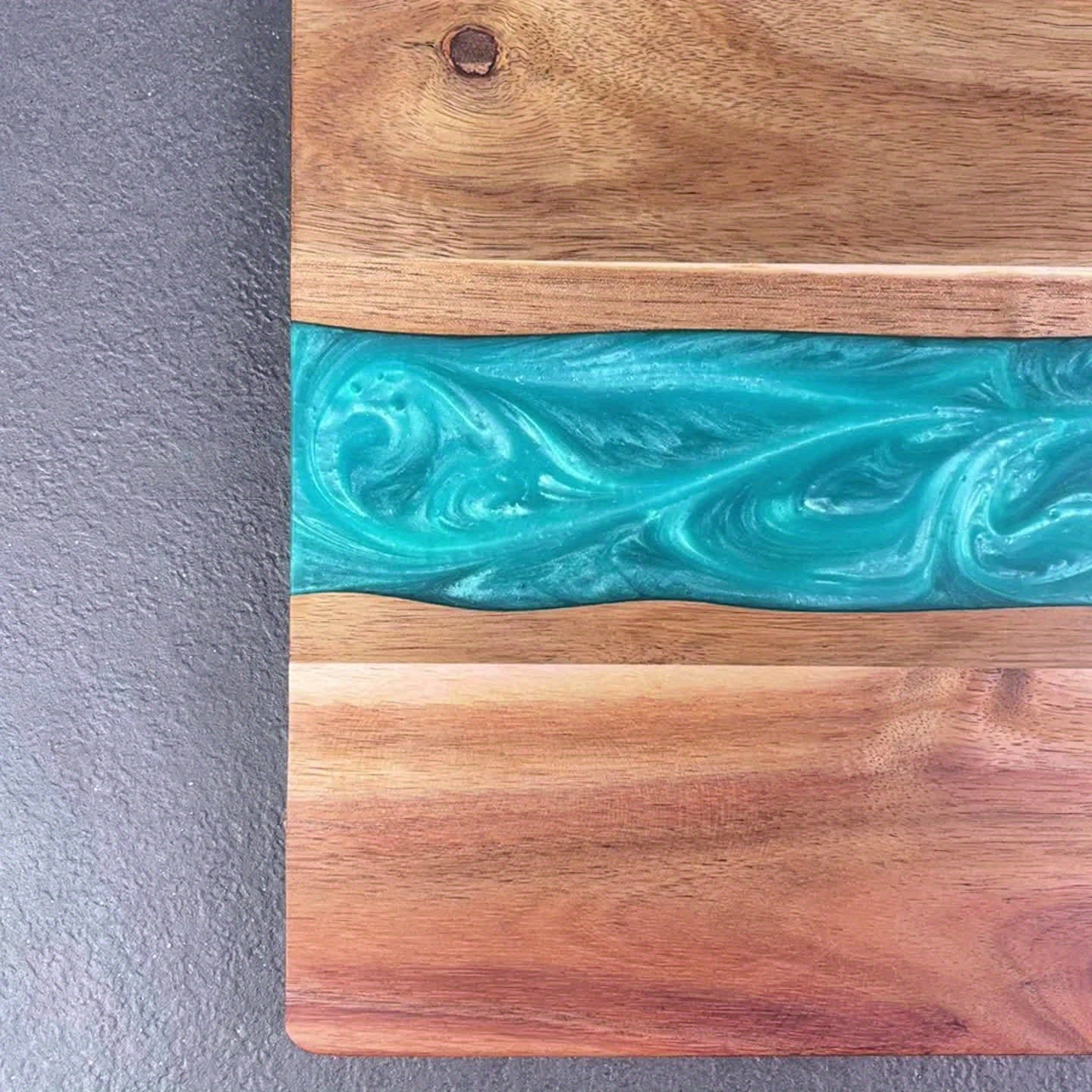 Tabla de Cortar con Río de Resina | Tabla de Charcutería y Queso de Madera de Acacia