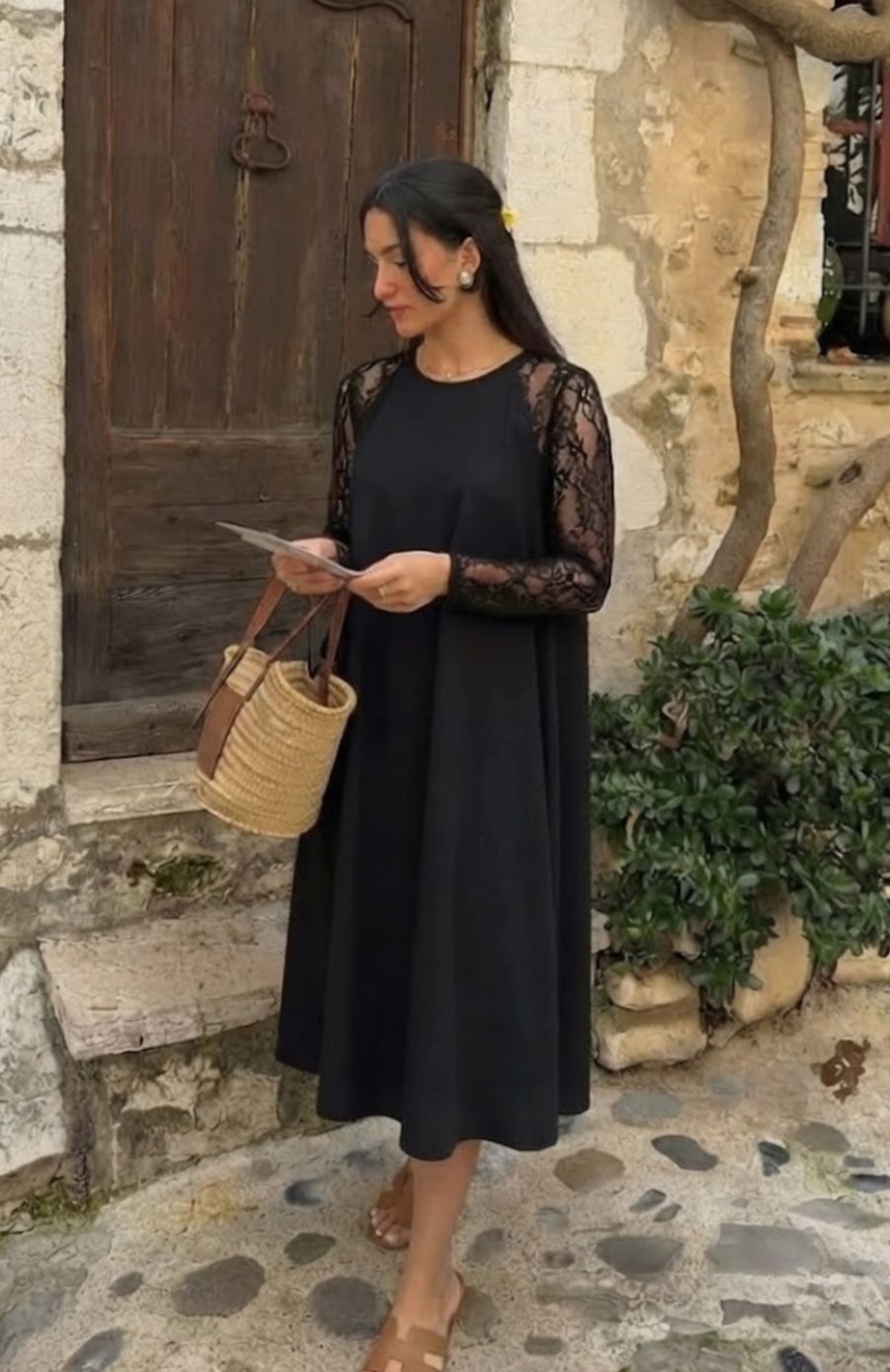 Vestido midi de cóctel entallado con mangas de encaje y péplum para mujer