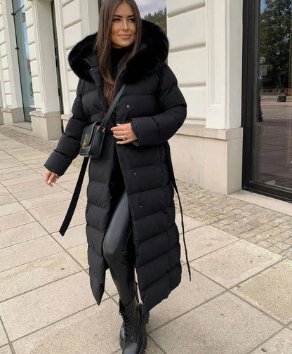 Abrigo acolchado largo con cinturón y capucha de pelo para mujer