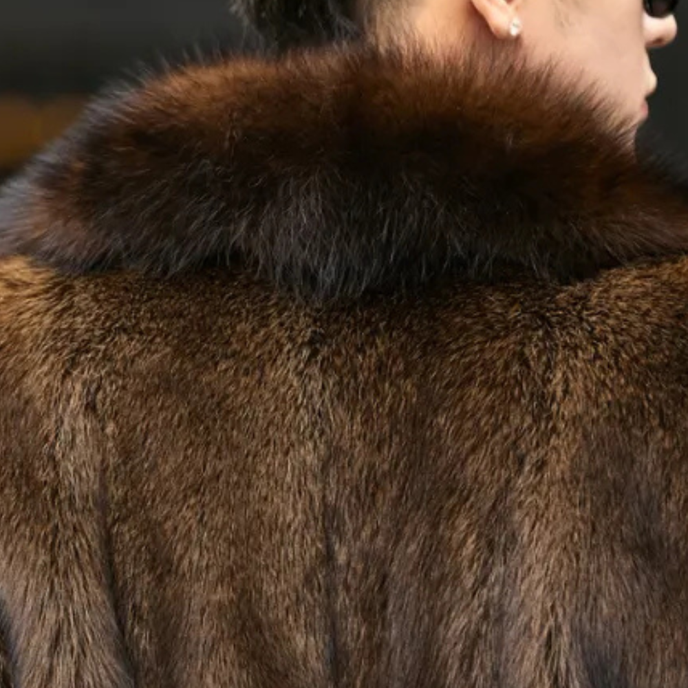 Abrigo atemporal para hombre con efecto pelo