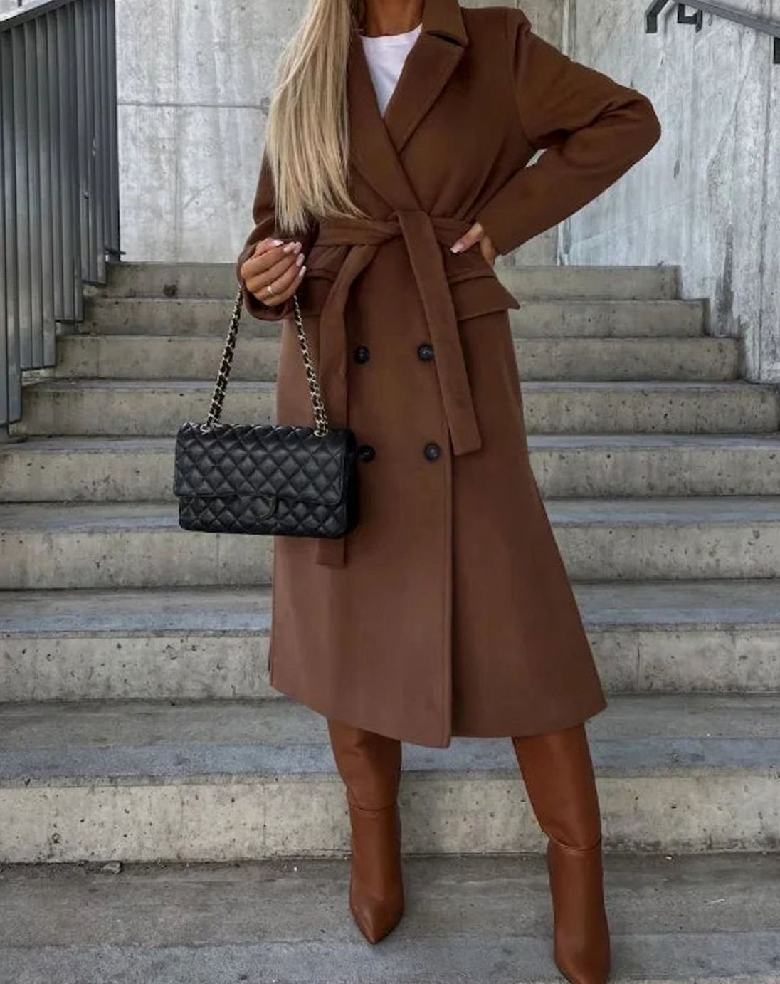 Abrigo largo para mujer con solapa y doble abotonadura frontal