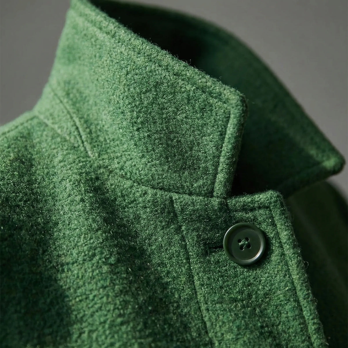 Abrigo semilargo con cuello subido para mujer