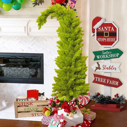 Árbol de Navidad curvado de diseño estilizado y caprichoso con ramas tupidas y soporte de metal
