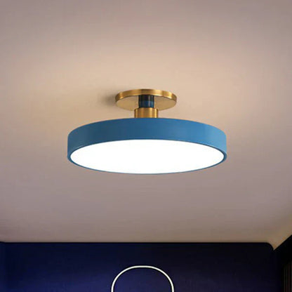 Armonía de Luz en Estilo Minimalista