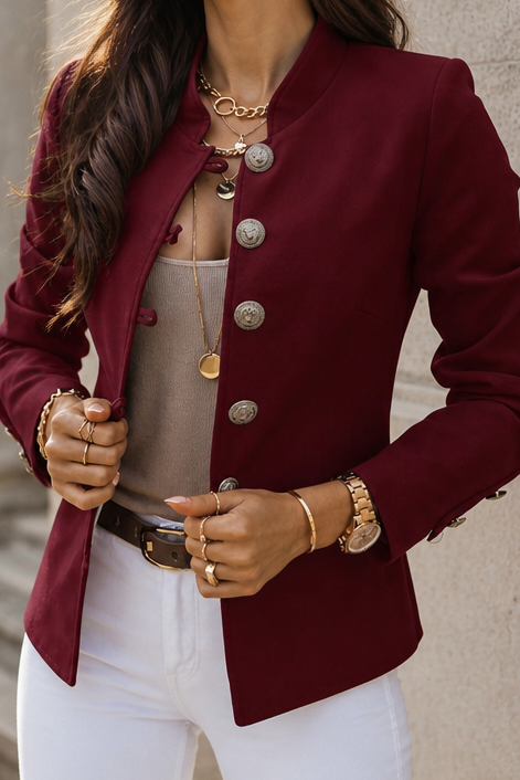 Blazer militar entallado con botones dorados