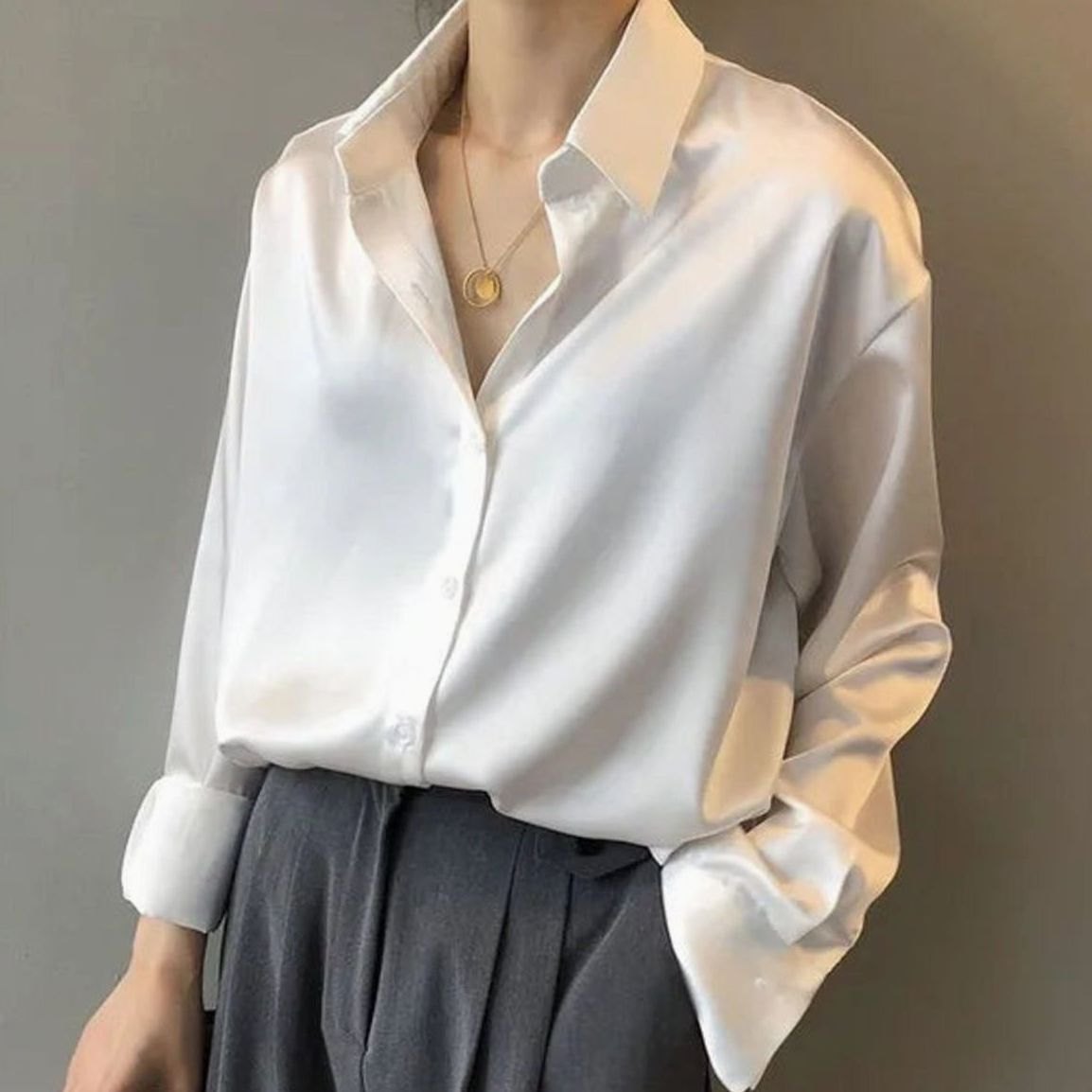 Blusa de satén holgada con botones y manga larga para mujer