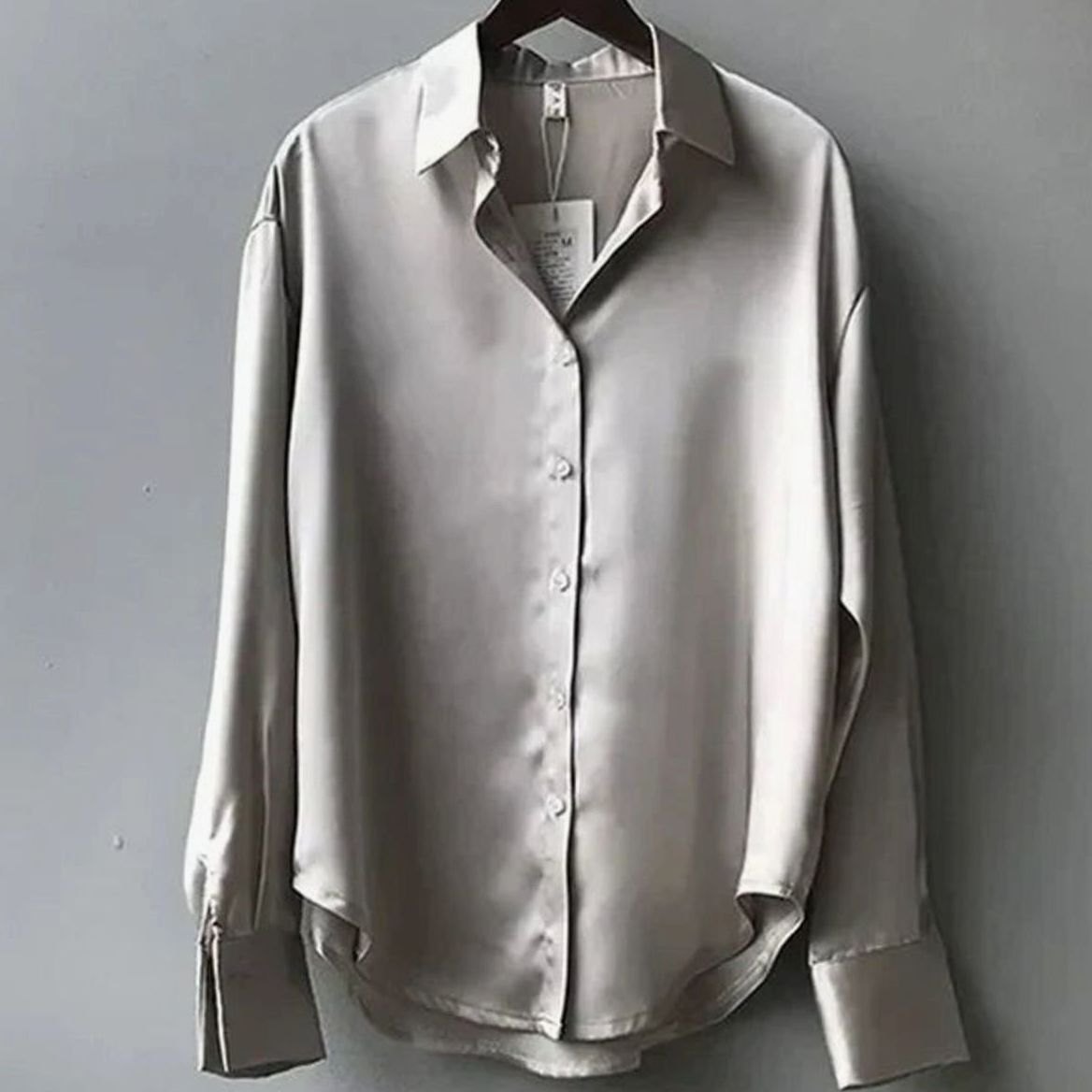 Blusa de satén holgada con botones y manga larga para mujer