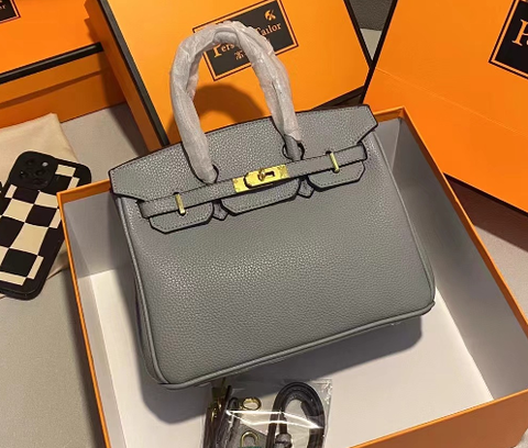 Bolso de Cuero con Herrajes de Cierre Dorado