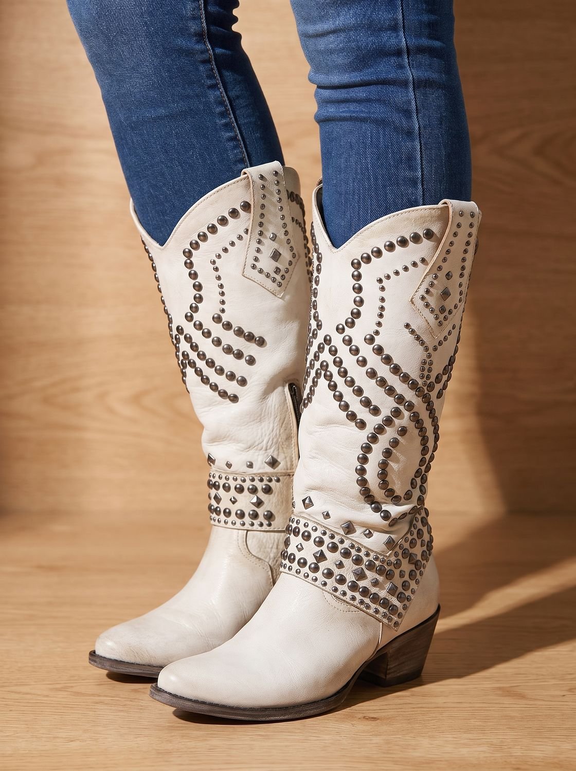 Botas camperas ortopédicas de caña alta con tachuelas y punta fina para mujer