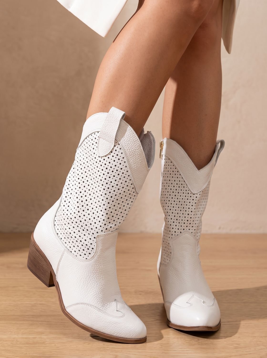 Botas camperas ortopédicas de media caña de ante perforado con tacón ancho para mujer
