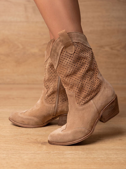 Botas camperas ortopédicas de media caña de ante perforado con tacón ancho para mujer