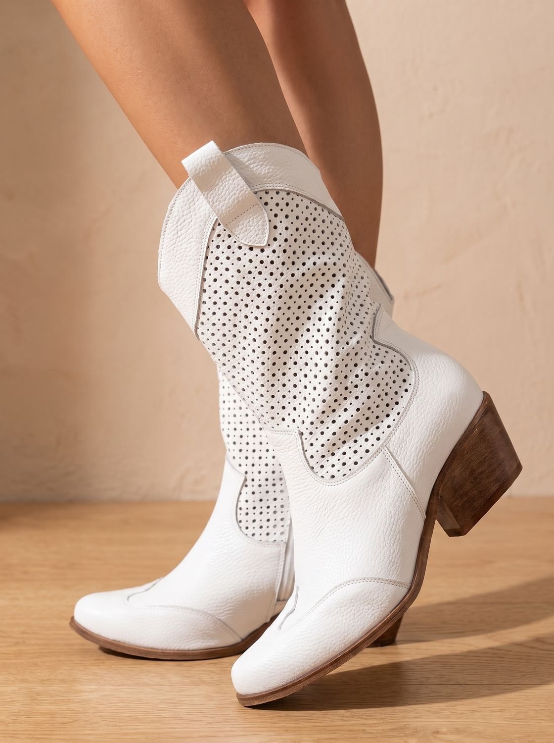 Botas camperas ortopédicas de media caña de ante perforado con tacón ancho para mujer