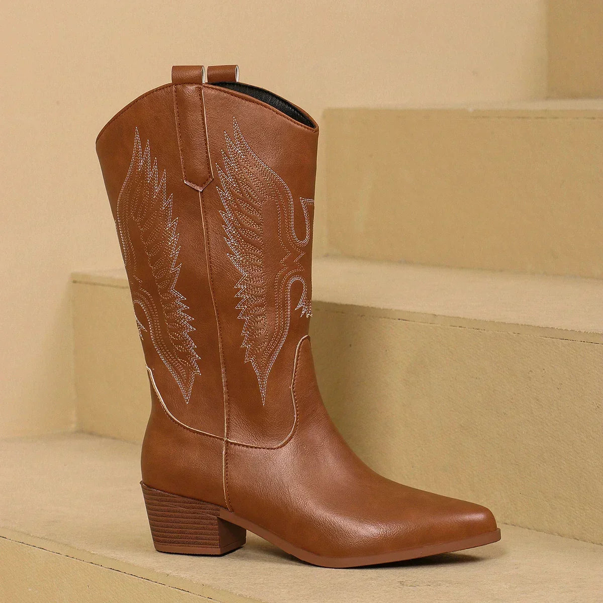 Botas de mujer con diseño bordado y punta afilada