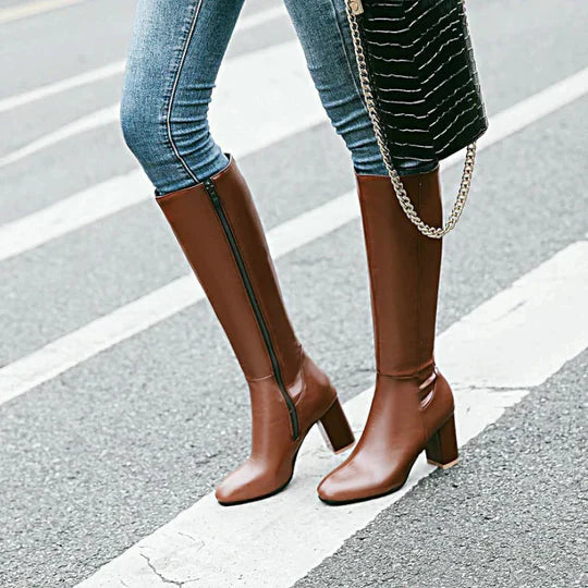 Botas de mujer hasta la rodilla con tacón y silueta elegante