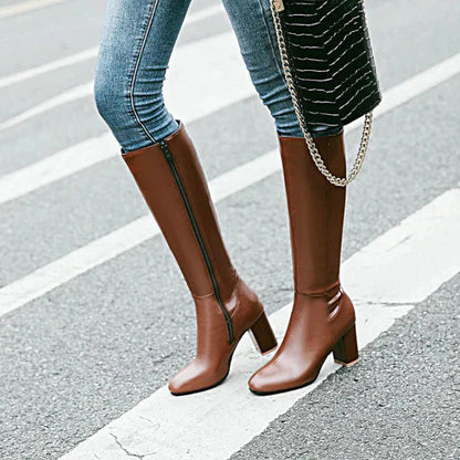 Botas de mujer hasta la rodilla con tacón y silueta elegante