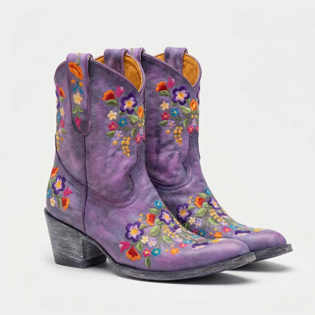 Botines cowboy con bordado floral
