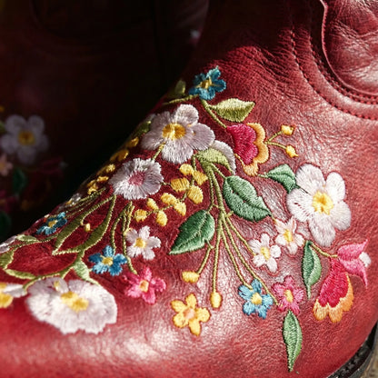Botines cowboy con bordado floral