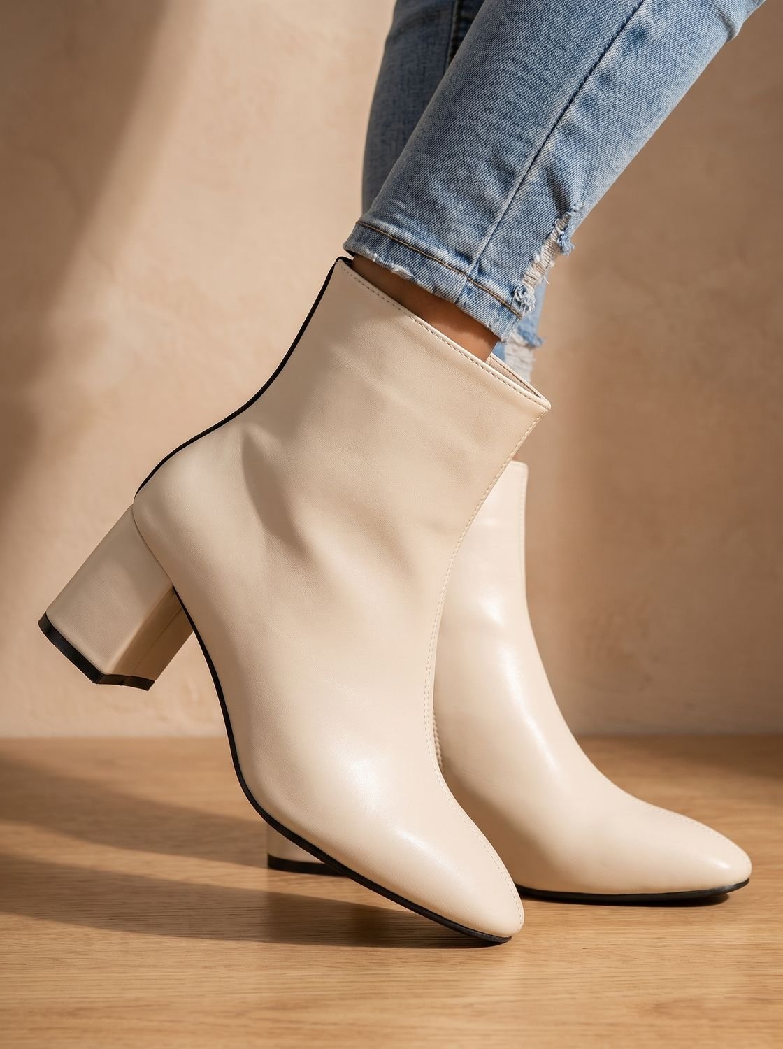 Botines de mujer de punta fina con tacón ancho y cremallera lateral