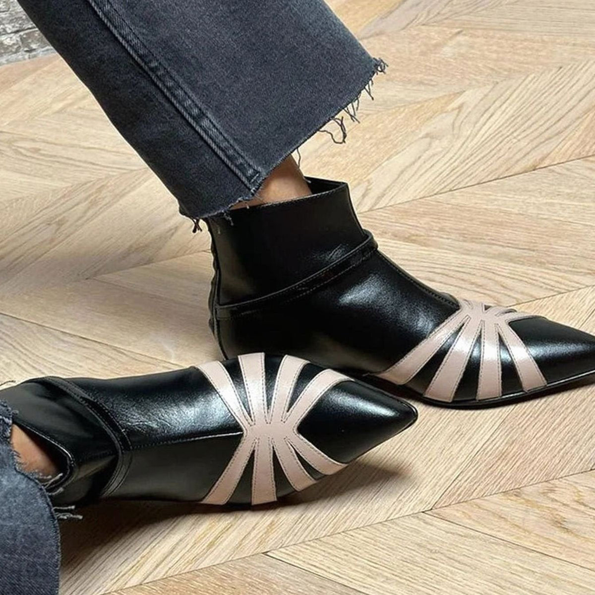 Botines de punta fina con hebilla geométrica para mujer