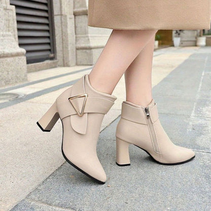 Botines de tacón ancho en punta para mujer con detalle de hebilla