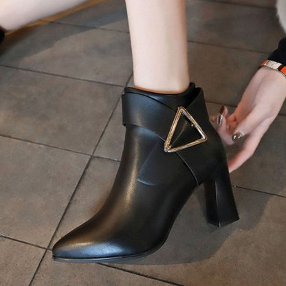 Botines de tacón ancho en punta para mujer con detalle de hebilla