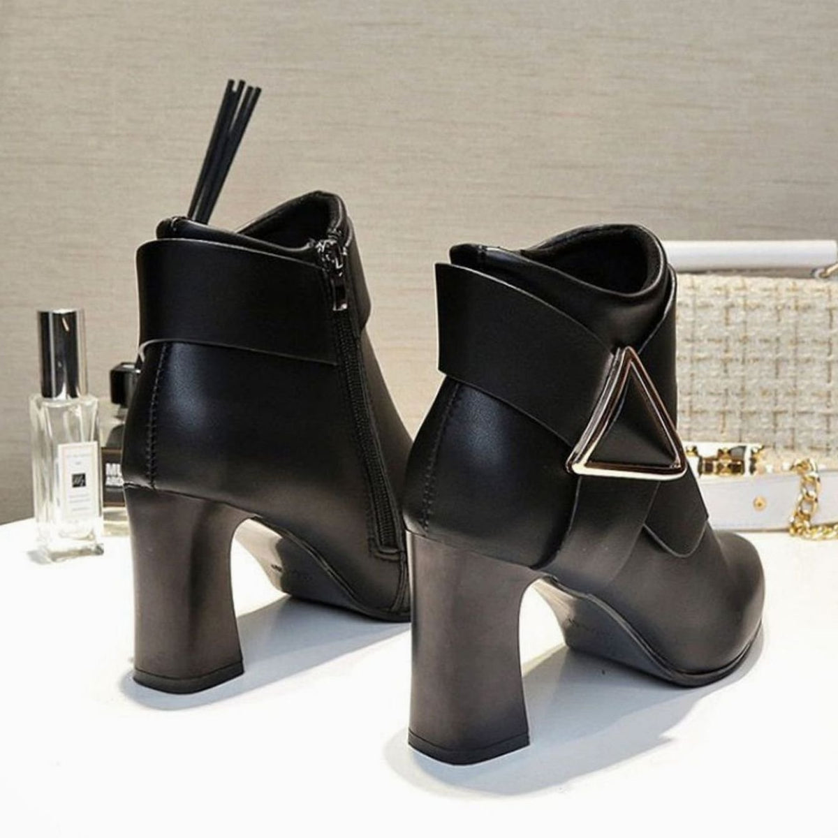 Botines de tacón ancho en punta para mujer con detalle de hebilla