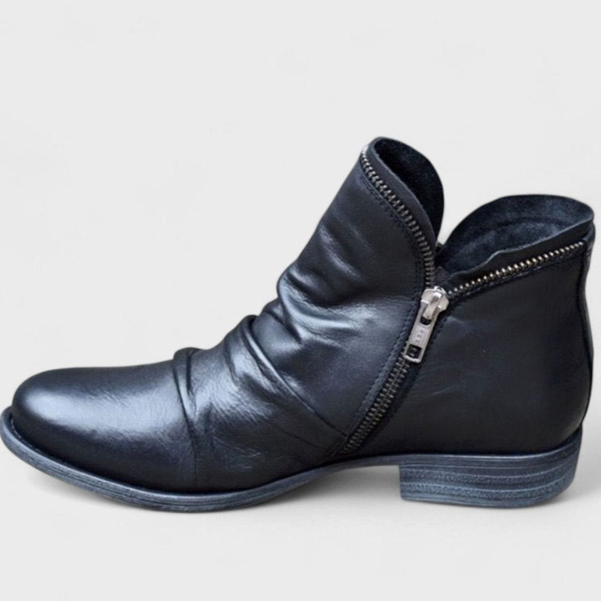 Botines ortopédicos de piel para mujer con cremallera lateral y diseño fruncido