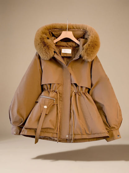 Chaqueta acolchada elegante para mujer con capucha de pelo sintético y cordón ajustable