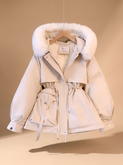 Chaqueta acolchada elegante para mujer con capucha de pelo sintético y cordón ajustable