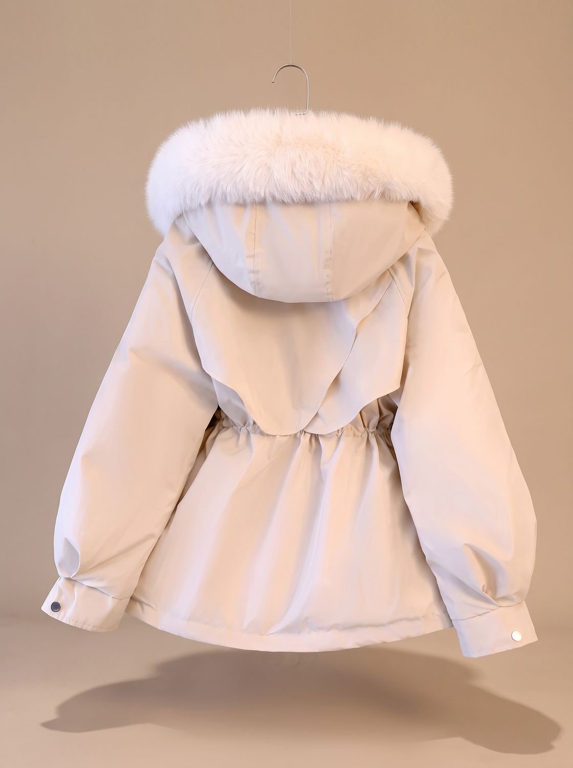 Chaqueta acolchada elegante para mujer con capucha de pelo sintético y cordón ajustable