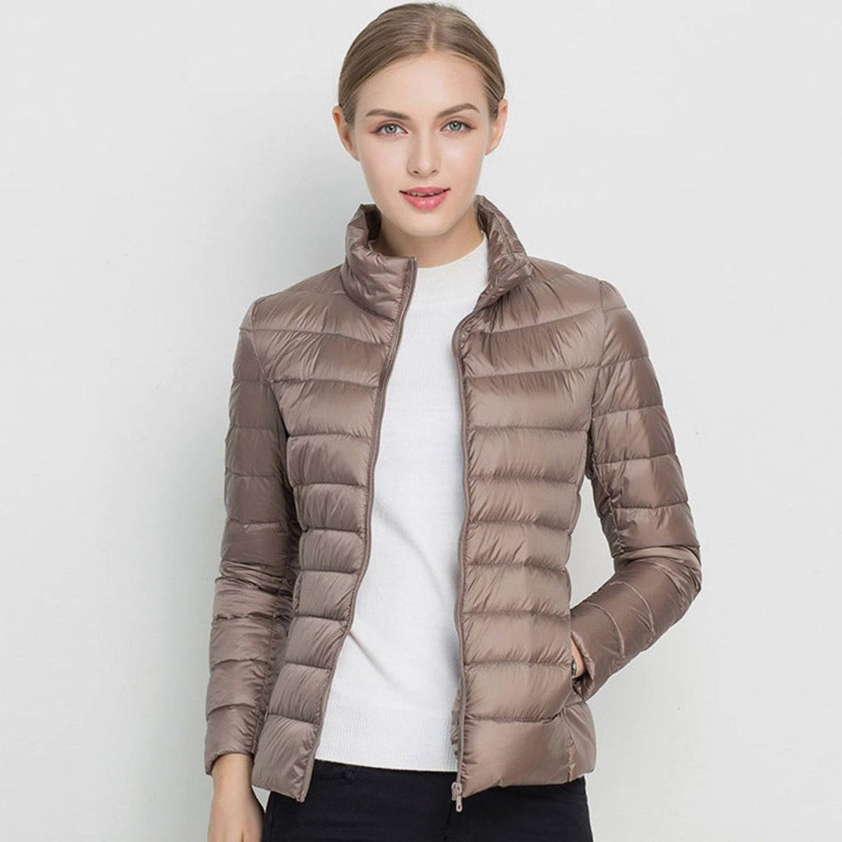 Chaqueta acolchada ligera de invierno para mujer con cuello alto y corte entallado
