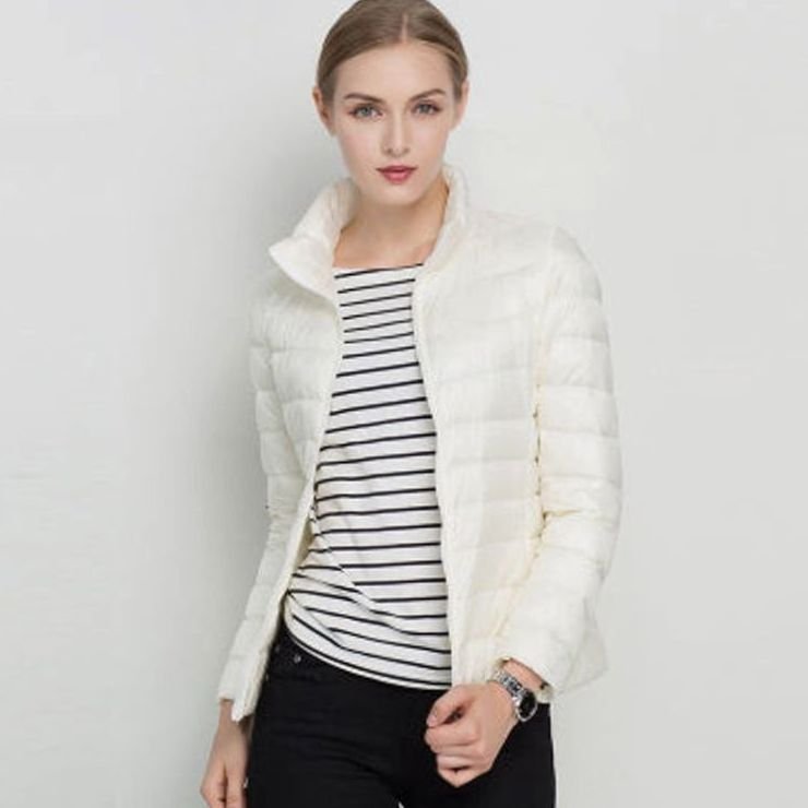 Chaqueta acolchada ligera de invierno para mujer con cuello alto y corte entallado