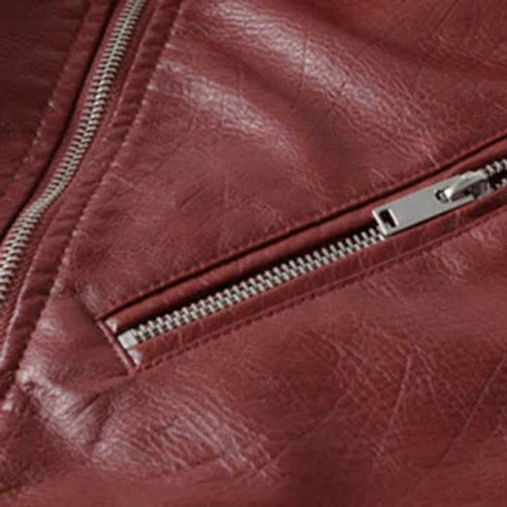 Chaqueta biker corta de piel sintética con cremallera para mujer
