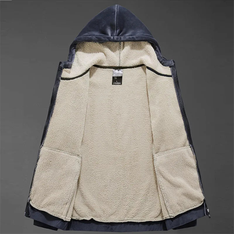 Chaqueta con capucha y forro de borrego para hombre