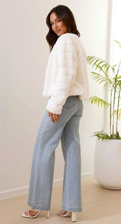 Chaqueta corta de pelo sintético abierta para mujer