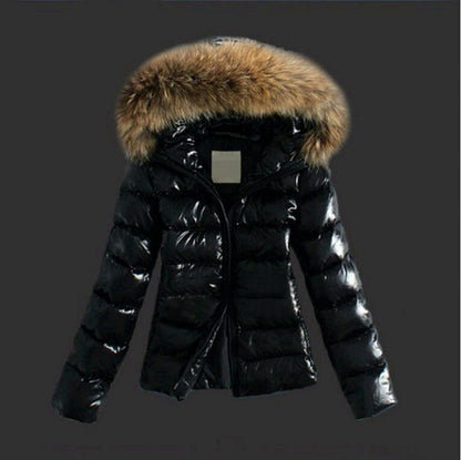 Chaqueta de invierno elegante para mujer en color negro con cuello de pelo