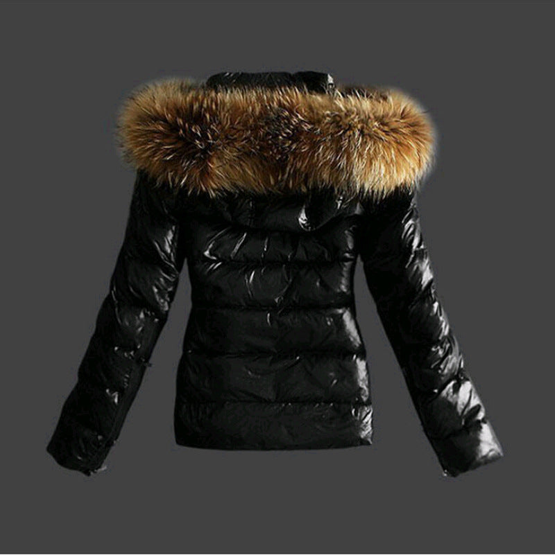 Chaqueta de invierno elegante para mujer en color negro con cuello de pelo