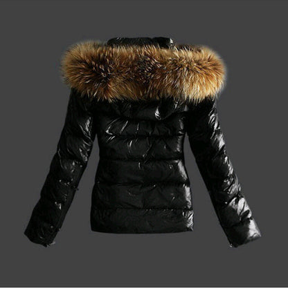 Chaqueta de invierno elegante para mujer en color negro con cuello de pelo