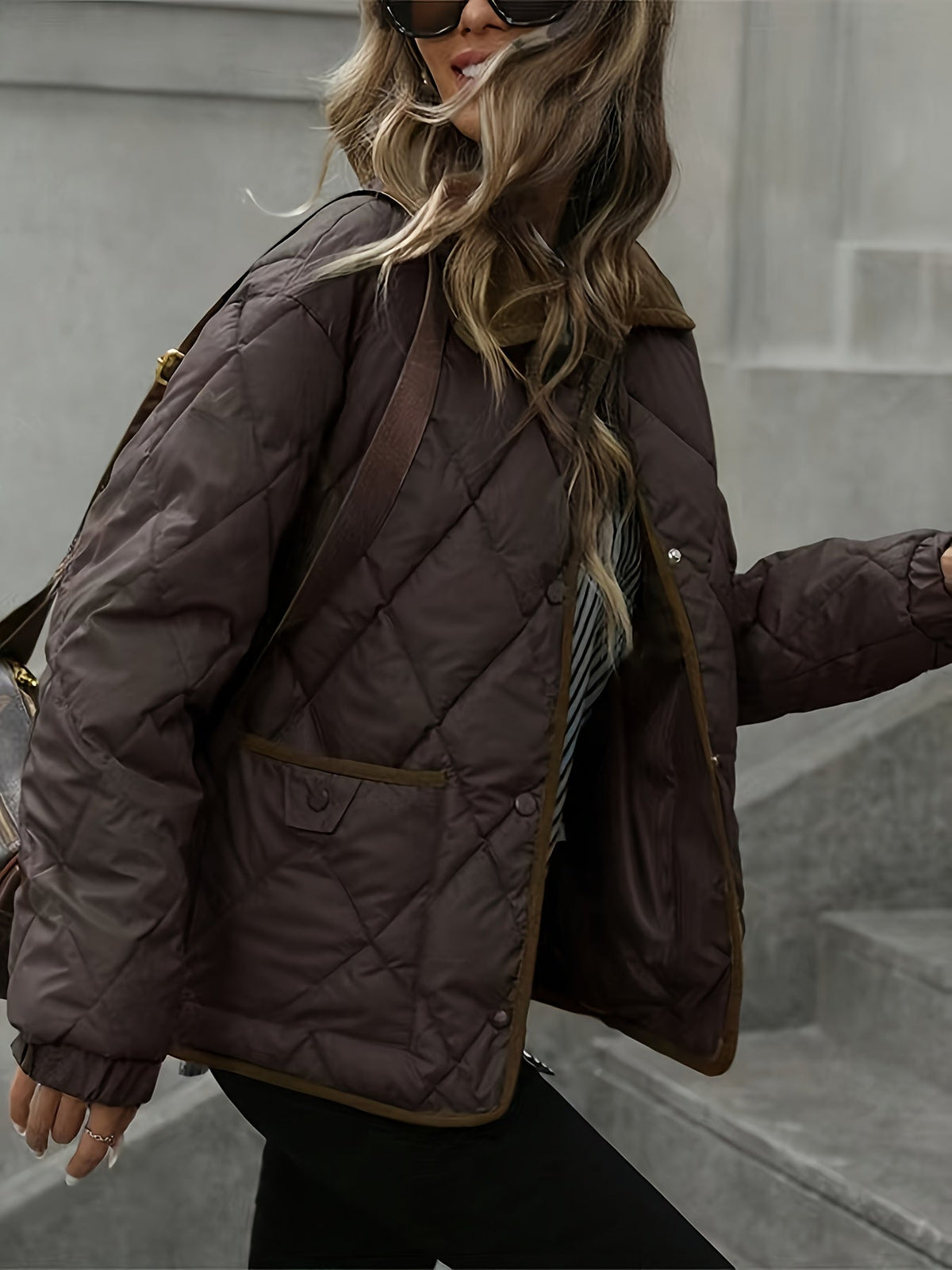 Chaqueta de invierno para mujer con acolchado ligero y patrón de diamantes – Café o blanco lácteo