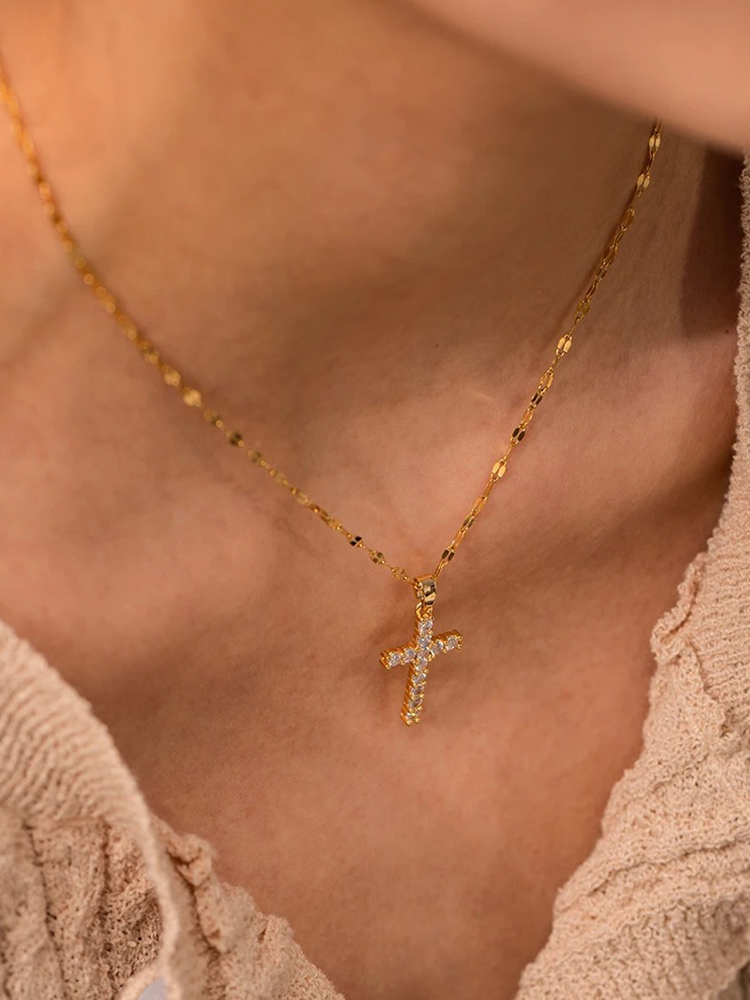 Collar de Cruz con Acabado Dorado, Zirconia Brillante y Estilo Espiritual