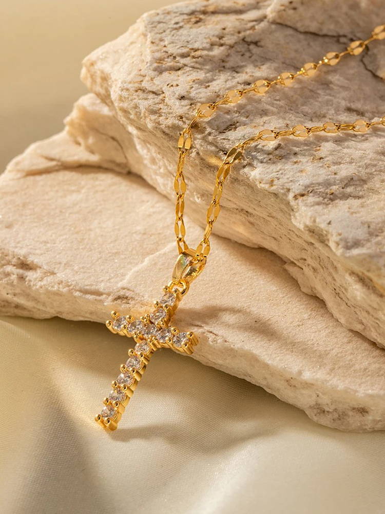 Collar de Cruz con Acabado Dorado, Zirconia Brillante y Estilo Espiritual