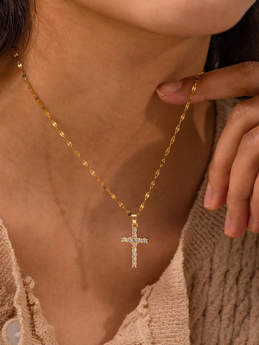 Collar de Cruz con Acabado Dorado, Zirconia Brillante y Estilo Espiritual