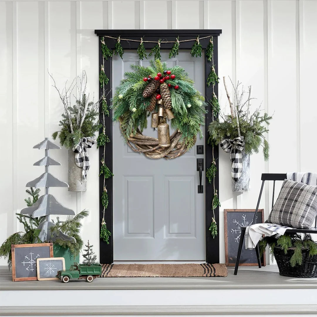 Corona de Navidad de estilo boho con base de ramas rústicas, piñas y campanas doradas
